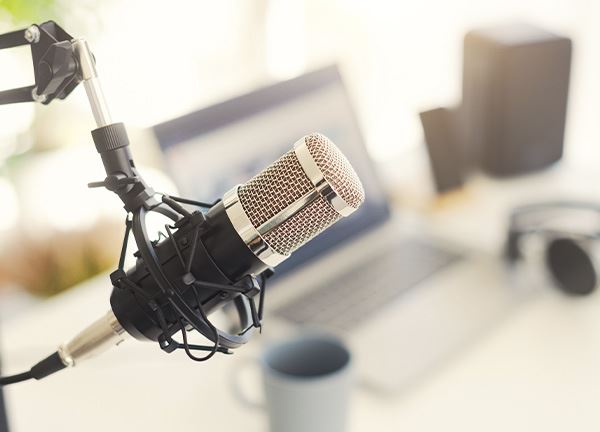 Podcast Mic & Laptop